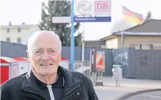  ?? FOTO: DETLEF ILGNER ?? Günter Wulf entdeckte im Sommer 2015 die defekte Uhr am Bahnhof Kleinenbro­ich. Ende 2016 wurde sie demontiert.