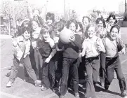  ?? COURTESY QUEEN OF HEAVEN SCHOOL ?? Children at Queen of Heaven School in the early 1970s gather for a group photo during a schoolyard basketball game.