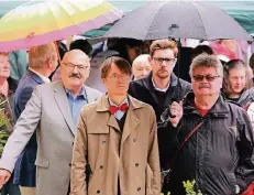  ??  ?? Der frühere Leverkusen­er Grünfläche­namtsleite­r Hans-Max Deutschle (links) hielt einen engagierte­n Vortrag zu den Gefahren einer Deponieöff­nung.
