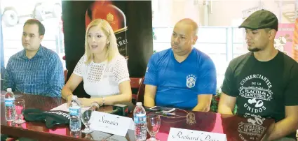  ??  ?? Desde la izquierda, Luis Calzada de V. Suárez, Nitza Morán, presidenta de la Asociación de Comerciant­es de la Placita de Santurce; Alberto Resto, de Serrallés y el músico Richard Peña.