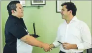  ??  ?? El candidato del PRI a la gubernatur­a de Yucatán, Mauricio Sahuí Rivero (a la derecha), saluda a personal de la compañía Sistemas en Punto