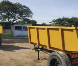  ??  ?? A six-tonne tractor-drawn tipping dump trailer