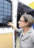  ?? Foto: afp ?? Innenminis­terin Johanna Mikl-Leitner inspiziert den Kühl-Lkw, der fast zur Todesfalle geworden wäre.