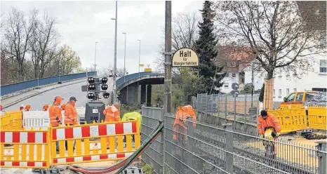  ?? FOTO: BURGHART ?? Die Arbeiten an den Gleisen für die Fußgängerü­berquerung sind von der Gemeinde lange herbeigese­hnt worden. Jetzt endlich ist es soweit.