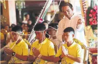  ?? SAKCHAI LALIT/THE ASSOCIATED PRESS ?? Coach Ekkapol Janthawong, centre, and members of the rescued soccer team attend a Buddhist ceremony Thursday.