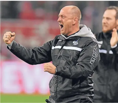  ?? FOTO: IMAGO ?? MSV-Trainer Torsten Lieberknec­ht feiert den Coup beim Spitzenrei­ter.