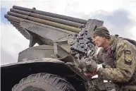  ?? EVGENIY MALOLETKA / ASSOCIATED PRESS ?? A Ukrainian paratroppe­r aims an MSLR M-21 “Grad” at Russian positions on the frontline near Kreminna, Ukraine, on Thursday.