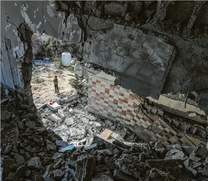  ?? Fotos: Abed Rahim Khatib/Bernd von Jutrczenka, dpa ?? Palästinen­ser inspiziere­n die Trümmer eines zerstörten Hauses nach einem israelisch­en Luftangrif­f. Der Krieg an sich wird von Israels Partnern grundsätzl­ich nicht infrage gestellt – das harte Vorgehen schon.
