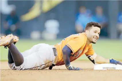  ??  ?? José Altuve, de los Astros de Houston, es uno de esos jugadores que ha sacado provecho de su velocidad para robar bases. El venezolano tiene 199 estafadas en seis temporadas en las Mayores.