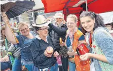  ?? FOTO: THOMAS WARNACK ?? Weitere Bilder gibt es im Internet: www.schwaebisc­he.de/ flohmarkt-riedlingen Alles was das Herz begehrt oder auch nicht, gibt es beim Flohmarkt in Riedlingen zu entdecken.