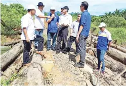  ??  ?? Ronald (duo mantad gibang) songowian Michael om Ahmad Zaki ontok minoi intong sunsuyon Matau Patau, Telupid. Gambar wanan, ih Ronald om Ahmad Zaki ontok minoi intong ralan Kampung Tanjung Nipis, Paitan.