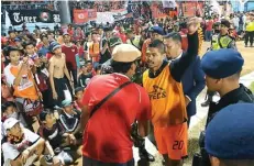  ?? MUHAMMAD FIRMAN/MALANG POST ?? MEMBELUDAK: Pemain veteran Persija Bambang Pamungkas memberikan arahan kepada suporter yang meluber di pinggir lapangan agar tetap tertib selama pertanding­an.