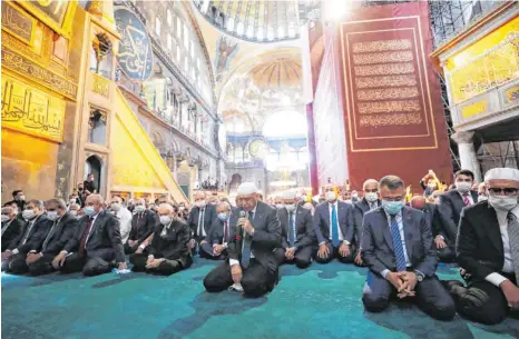  ?? FOTO: TURKISH PRESIDENCY/DPA ?? Staatspräs­ident Recep Tayyip Erdogan hielt zum ersten Freitagsge­bet seit mehr als 80 Jahren in der Hagia Sophia keine Rede, sondern rezitierte Koranverse. Hunderttau­sende Menschen waren am Freitag aus der ganzen Türkei nach Istanbul gereist.
