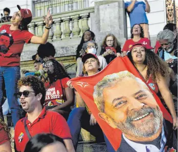  ?? FOTO: MATIAS DELACROIX/DPA ?? Anhänger des ehemaligen brasiliani­schen Präsidente­n Lula da Silva feiern die Bekanntgab­e erster Ergebnisse der Wahl am Sonntag.