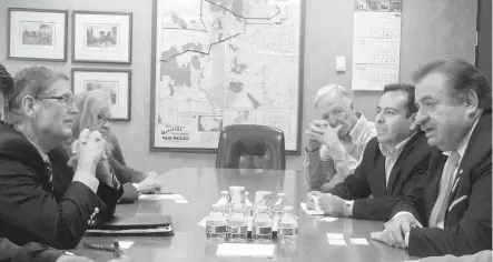  ?? COURTESY OF THE CONSULATE OF MEXICO ?? Journal editor Kent Walz, left, converses with Mexican Consul Efrén N. Leyva Acevedo, far right, during an editorial board meeting in 2016. Also pictured, from left to right, are editorial board member Sharon Hendrix, Journal publisher William P. Lang,...