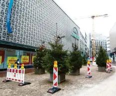  ?? Archivfoto: Kaya ?? Für die Vorweihnac­htszeit waren Christbäum­e auf der Ex  McDonald’s  Fläche aufge   stellt worden.