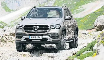  ??  ?? La nueva tracción integral 4MATIC es aval de agilidad y prestacion­es dentro y fuera del asfalto
mercedes.es Largo 492 cm