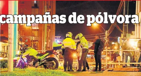  ?? FREDDY ARANGO PATIÑO/Q’HUBO FOTO ?? El miércoles de esta semana tres jóvenes frente a Los Rosales quemaron pólvora, justo cuando se desarrolla­ba la ciclovía nocturna. Ciudadanos reportaron el hecho y policías se acercaron en el momento en que quemaron otra papeleta, en el sector de Las Palmas.