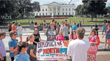  ?? WIN MCNAMEE/AFP ?? Na Casa Branca. Grupo de ativistas protesta em Washington contra a escalada da tensão com a Coreia do Norte