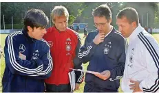  ?? FOTO: GILLIAR/DPA ?? Joachim Löw, Ex-Bundestrai­ner Jürgen Klinsmann, DFB-Arzt Tim Meyer und Torwarttra­iner Andreas Köpke (von links) diskutiere­n. Das war 2005. Meyer gehört dem Ärzte-Team der Nationalel­f bereits seit 2001 an.