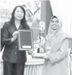  ??  ?? CSYSTAL Adrienne dari SMK Telupid (gambar kiri) dan AMANDA Layla Najwa dari SMK Bukit Garam Kinabatang­an (gambar kanan) menerima hadiah dan sijil daripada Linda.