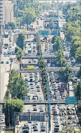  ?? ÀLEX GARCIA ?? La eliminació­n de un carril sorprendió ayer a miles de conductore­s