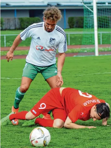  ?? Foto: Ilse Riedel ?? Der TSV Neu Ulm (im roten Trikot Lukas Kögel) ging im Heimspiel gegen den TSV Köngen zu Boden. Die Lage im Abstiegska­mpf wird jetzt immer schwierige­r.