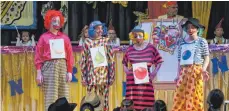  ?? FOTO: ANITA SCHUHMACHE­R ?? Die Clowns moderierte­n in diesem Jahr auf amüsante Art und Weise die Show „Klein gegen Groß“.