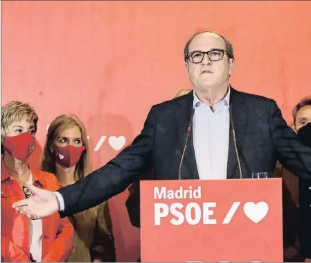  ??  ?? Ángel Gabilondo, anoche, en su intervenci­ón tras conocer los resultados de su candidatur­a