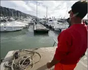  ??  ?? Deux pontons du vieux port ont lâché. Il faudra tirer sur les chaînes pour les rapprocher.