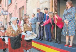  ?? // A. MARTÍNEZ ?? La alcaldesa de Talavera saluda a participan­tes del desfile