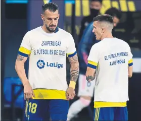  ?? FOTO: AP ?? Los jugadores del Cádiz lucieron anoche camisetas en contra la fallida Superliga europea