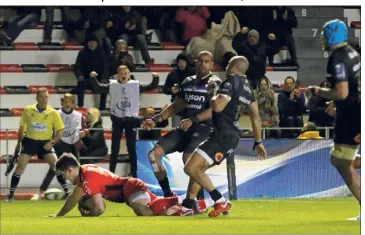  ?? (Photo Dominique Leriche)) ?? Très inspiré et sans trembler, Anthony Belleau qui venait d’entrer en jeu est parvenu à surprendre à trois minutes de la fin la défense anglaise sans second rideau. Le jeune ouvreur a ainsi débloqué une situation compromise..