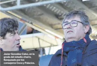  ?? ?? Javier González Calvo, en la grada del estadio charro, flanqueado por los consejeros Coca y Palacios.