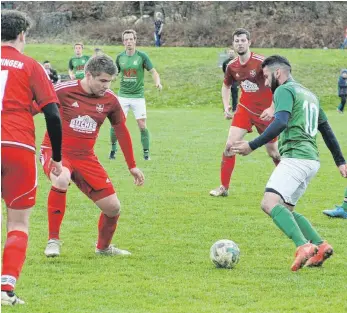  ?? FOTO: STEIDLE ?? Eine Szene aus dem Spiel des SV Feldstette­n ( grünes Trikot) gegen den SV Suppingen in der Delau. Bei Halbzeit lagen die Gastgeber bereits mit 3: 0 in Front.