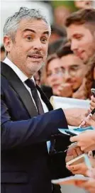  ??  ?? Regisseur Alfonso Cuarón post bei der Premiere von „Roma“