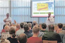  ?? FOTO: MAB ?? Die Infoverans­taltung in Eigenzell ist auf großes Interesse gestoßen. Rindelbach­s Ortsvorste­her Arnolf Hauber (links und der Leiter des Ellwanger Tiefbauamt­es, Marco Pilenza, erklärten, was geplant ist.