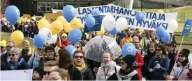  ?? FOTO: LEHTIKUVA / MARKKU ULANDER ?? Demonstran­terna marscherad­e från Medborgarp­latsen till Senatstorg­et i
■ Helsingfor­s.