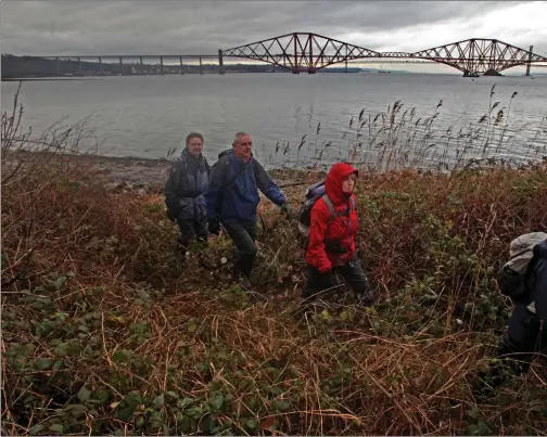  ?? PICTURE: GORDON TERRIS ?? Walkers on the
Shore path at South Queensferr­y, which is part of the John Muir Way