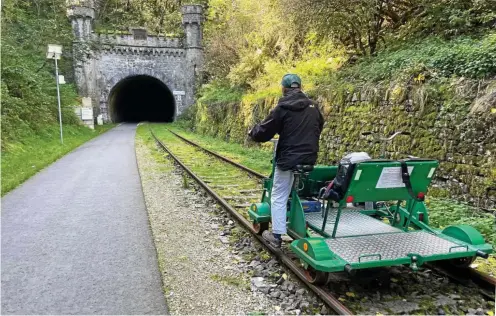  ?? FOTO: ULRIKE MERKEL (7) ?? Durch fünf Tunnel fährt man auf der Eichsfelde­r Draisinen-Strecke. Begleitet wird sie von einem neuen Radweg.