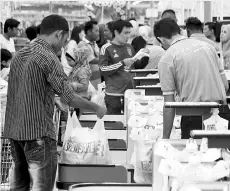  ??  ?? All 17 Econsave Cash and Carry supermarke­t outlets in Johor will discontinu­e the sale of polystyren­e and convention­al food or plastic wraps from Jan 1 2018. - Bernama photo