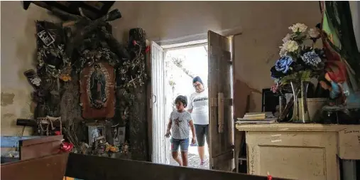  ?? Fotos de Kin Man Hui / San Antonio Express-News ?? Una mujer y su hija entran a la capilla de La Lomita después que cientos de personas realizaron una manifestac­ión en el Valle del Río Grande en protesta por los planes del gobierno de Donald Trump para construir un muro en la frontera con México.