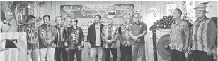  ??  ?? BEBAS POLITIK: Lusat (berdiri, enam kanan) bersama penduduk Kampung Long Palai.