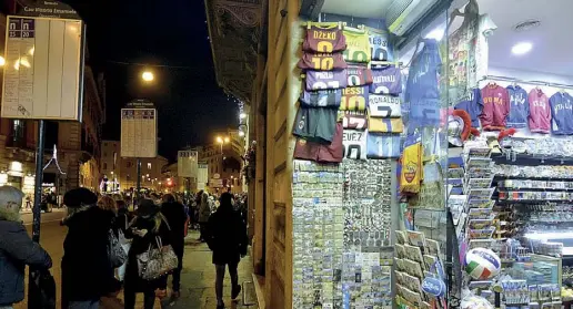  ??  ?? Corso Vittorio Emanuele Uno dei tanti minimarket spuntati negli ultimi tempi in numerose strade del centro storico della Capitale