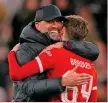 ?? ?? La gioia di Anfield Jurgen Klopp, 56 anni, esulta con Conor Bradley in Coppa di Lega