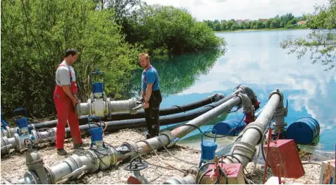  ?? Foto: Hermann Schmid (Archivbild) ?? Bei einem Feldversuc­h wurden im Sommer 2005 große Mengen Wasser aus dem Ilsesee gepumpt, um die Auswirkung­en auf den Grundwasse­rstand zu ermitteln.