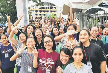  ??  ?? About 100 youths from the confirmati­on camp participat­e in the cleaning campaign.