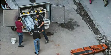  ?? Bruno Santos/Folhapress ?? Policiais levam para perícia corpo encontrado em escombros de prédio que desabou no centro de SP