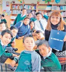  ??  ?? Foto que circuló en redes sociales del libro en una sala de clases del liceo.