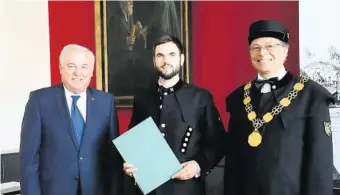  ?? MONTANUNI LEOBEN ?? Markus Johannes Ottersböck (Mitte) mit LH Hermann Schützenhö­fer und Montanuni-Rektor Wilfried Eichlseder